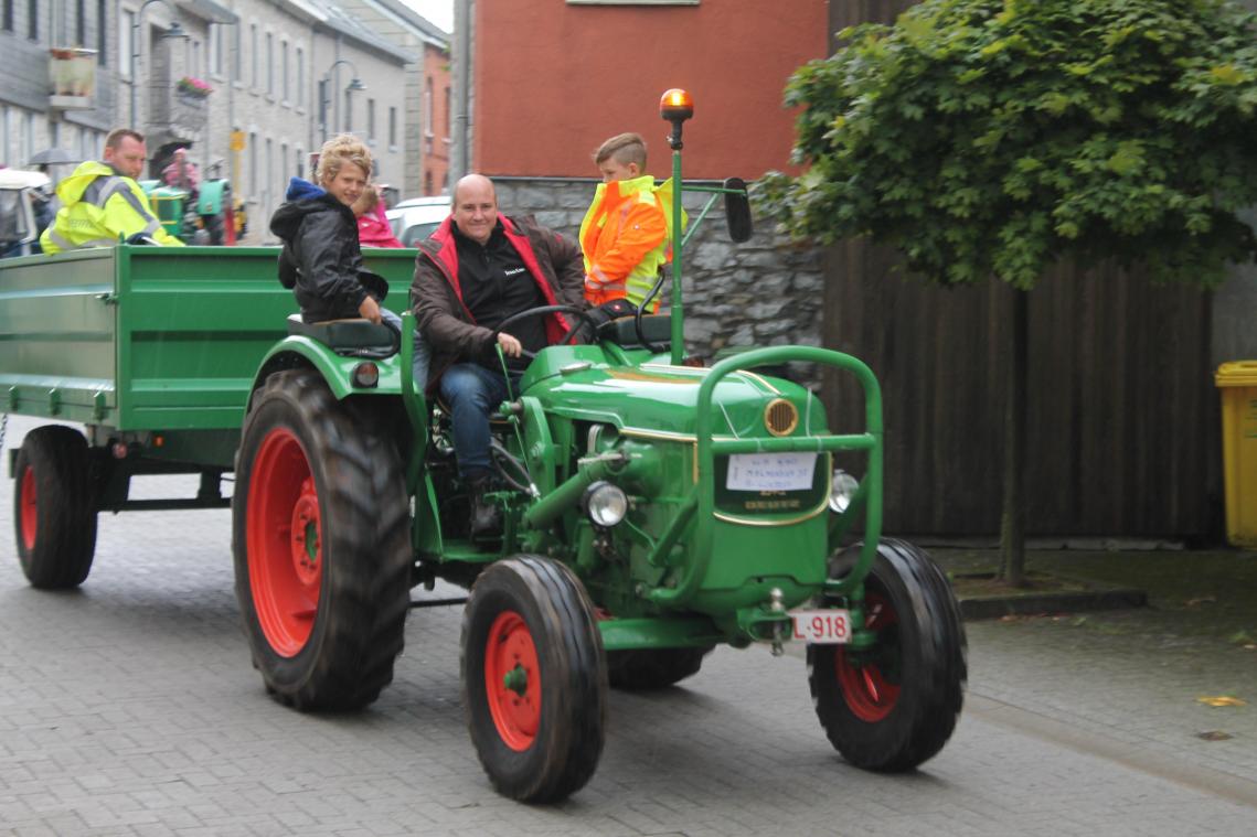<p>Alte Traktoren und Oldtimer knatterten am Sonntag durch die Ortschaft.</p>