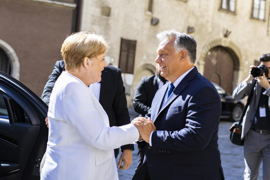 <p>Viktor Orban (r), Ministerpräsident von Ungarn, empfängt Bundeskanzlerin Angela Merkel in Sopron. Die Bundeskanzlerin hat den Ungarn für die Unterstützung bei der Öffnung der Grenzen 1989 und bei der folgenden Deutschen Einheit gedankt.</p>