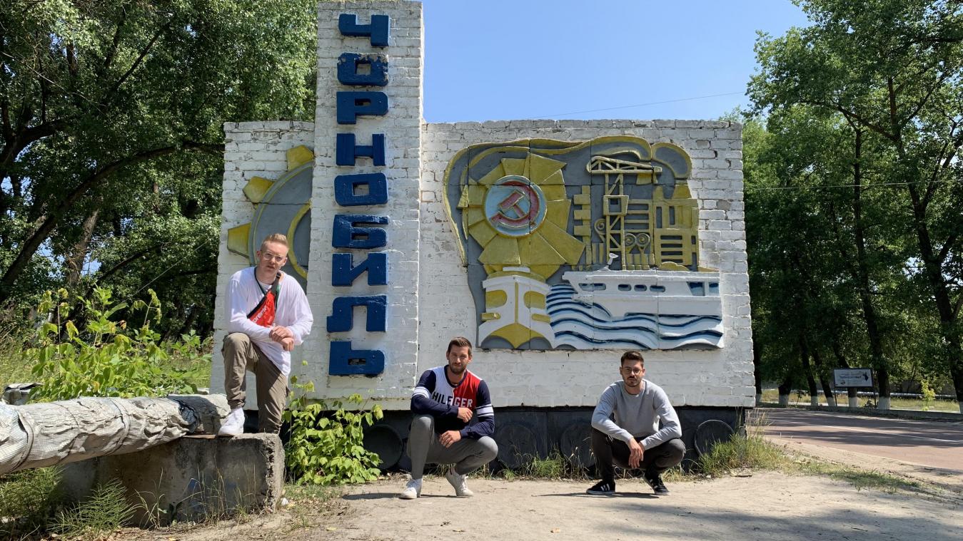 <p>Marvin Meys, Tom Godet und Dominik Thomas (v. l. n. r.) vor dem Schild der Stadt Tschernobyl.</p>