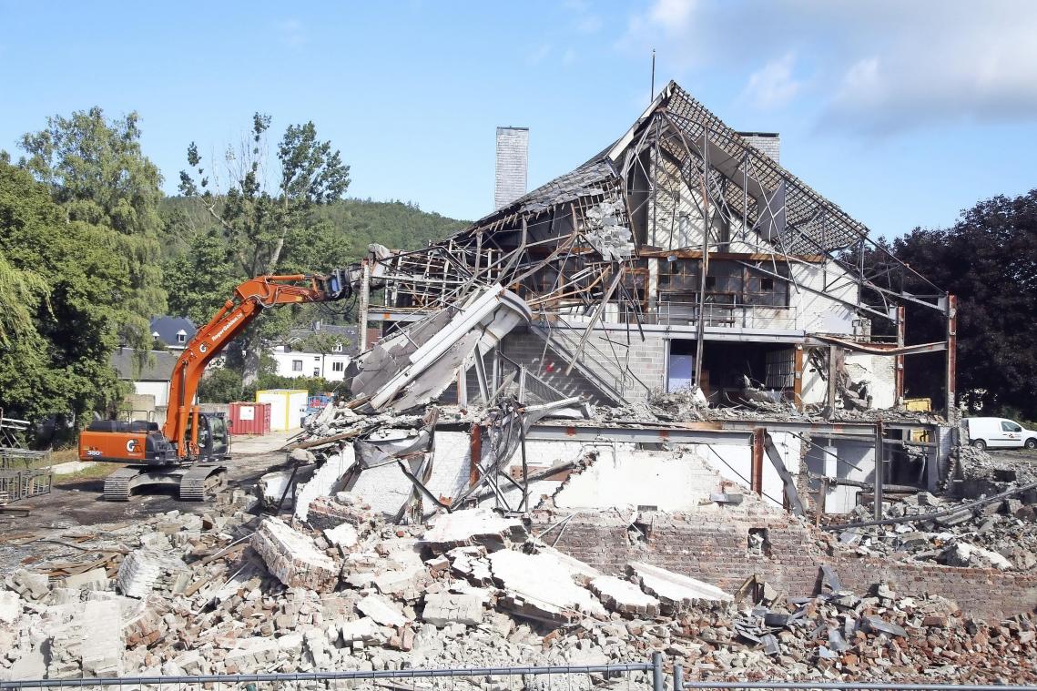 <p>Die Abriss des früheren Electrabel-Gebäudes in Malmedy hat begonnen.</p>