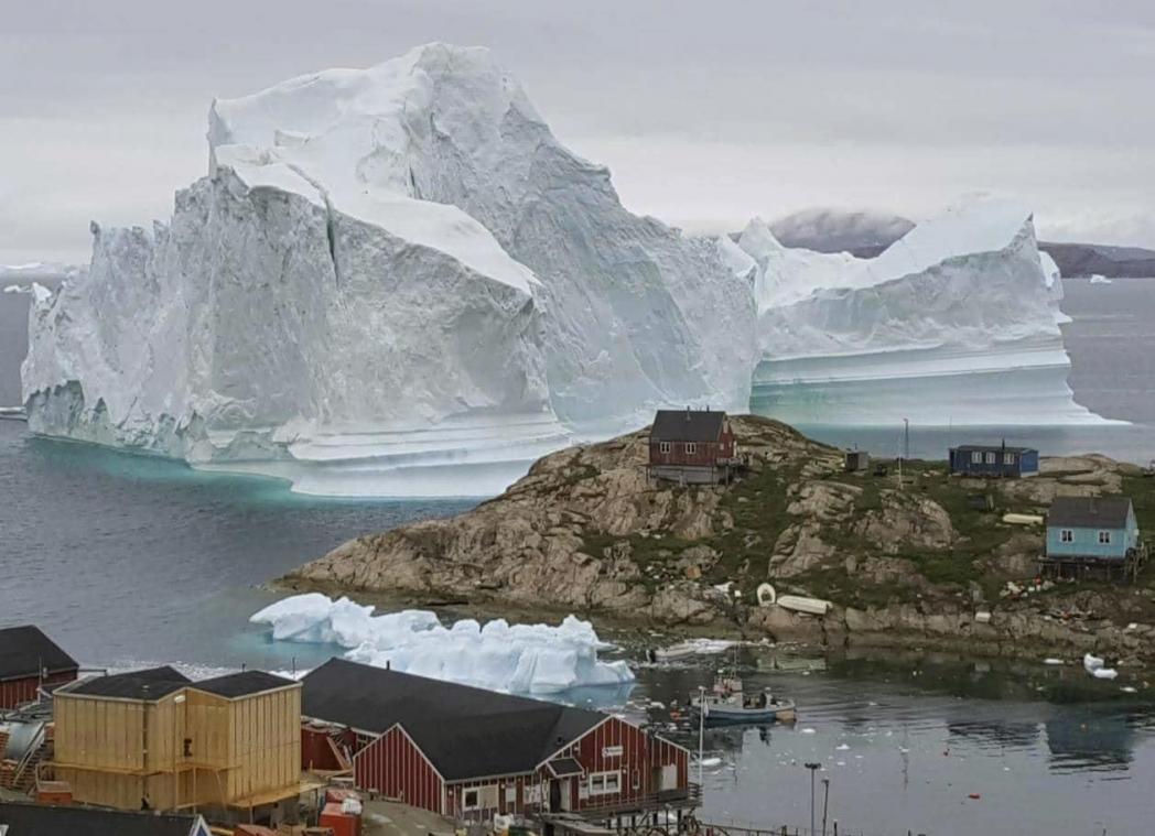 <p>Ein Eisberg liegt vor der grönländischen Küste.</p>