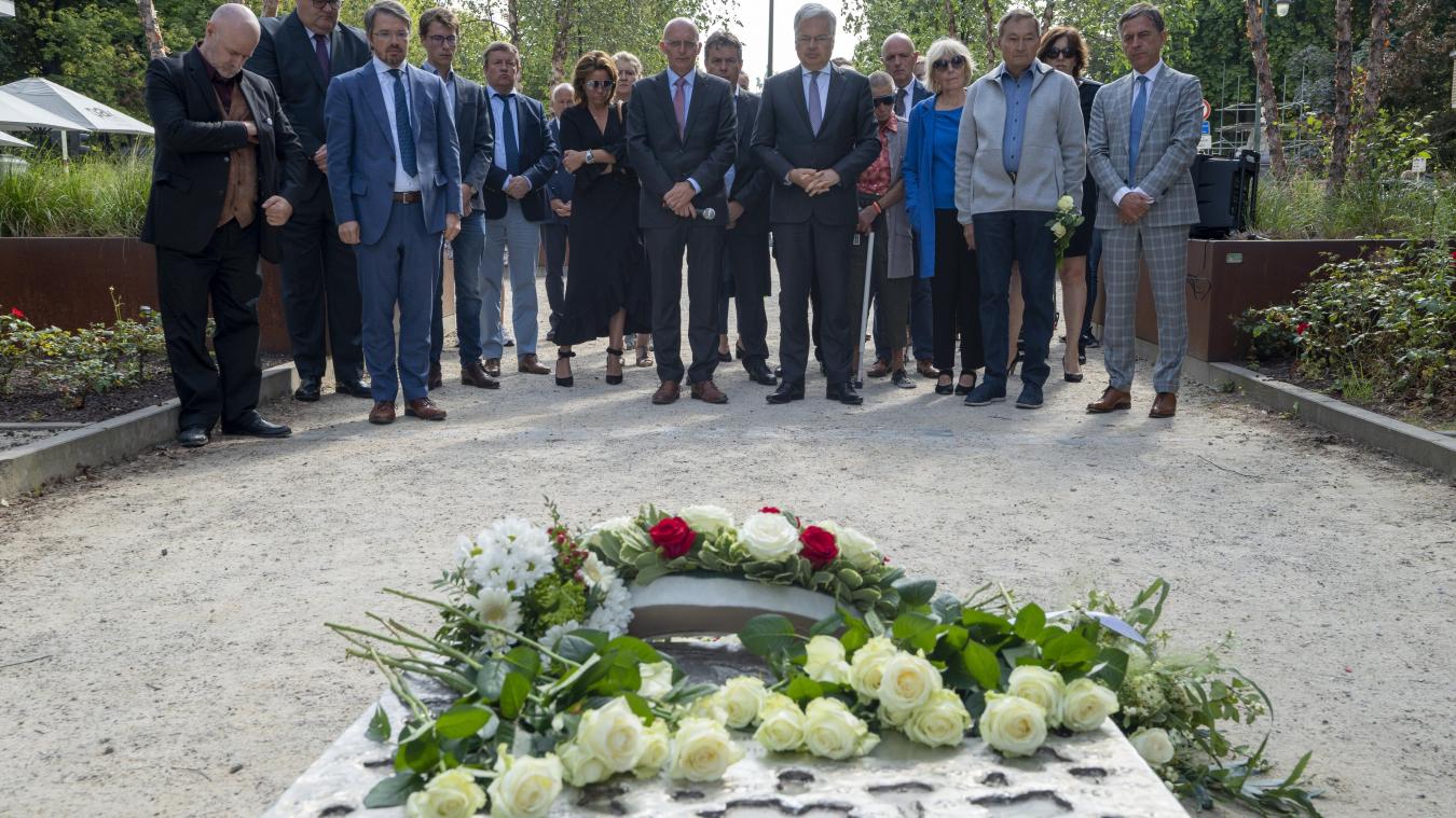<p>Kurze Feier am Brüsseler Denkmal für die Opfer von Terroranschlägen.</p>