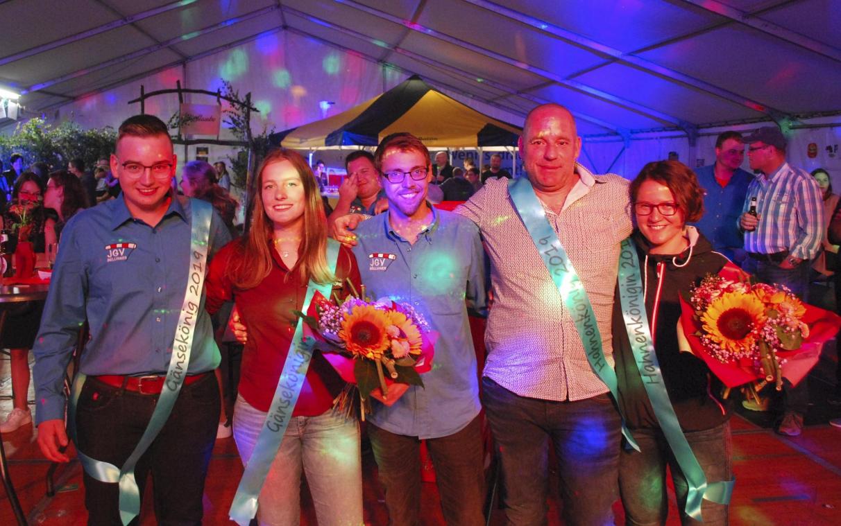 <p>Büllinger Bevölkerung feierte ihre neuen Kirmeskönigspaare</p>
