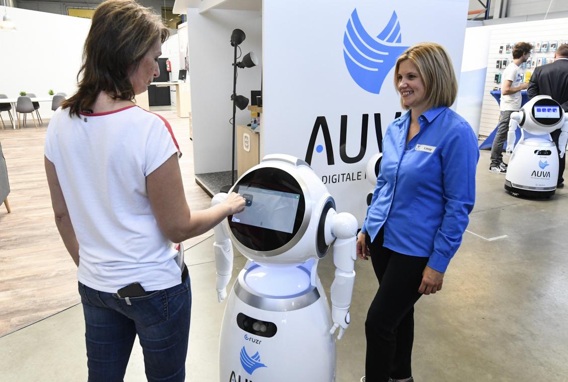 <p>Belgische und europäische Premiere: Cruzr-Roboter helfen Kunden in einem Geschäft.</p>