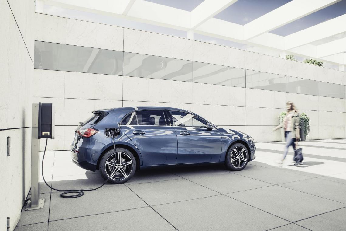 <p>Die Mercedes-Benz A-Klasse kommt als Plug-in-Hybrid auf den Markt.  Foto: Daimler AG/dpa</p>