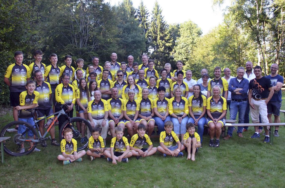 <p>Die Eifelbiker Ostbelgien und einige Sponsoren in der neuen Vereinsuniform in Küchelscheid</p>