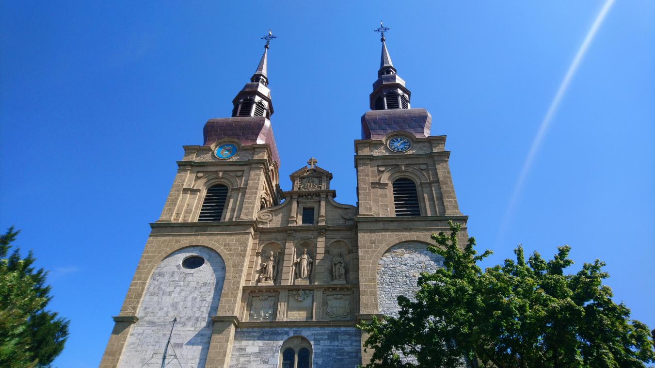 <p>Die Glocken der St. Nikolaus Kirche läuten jede Viertelstunde.</p>