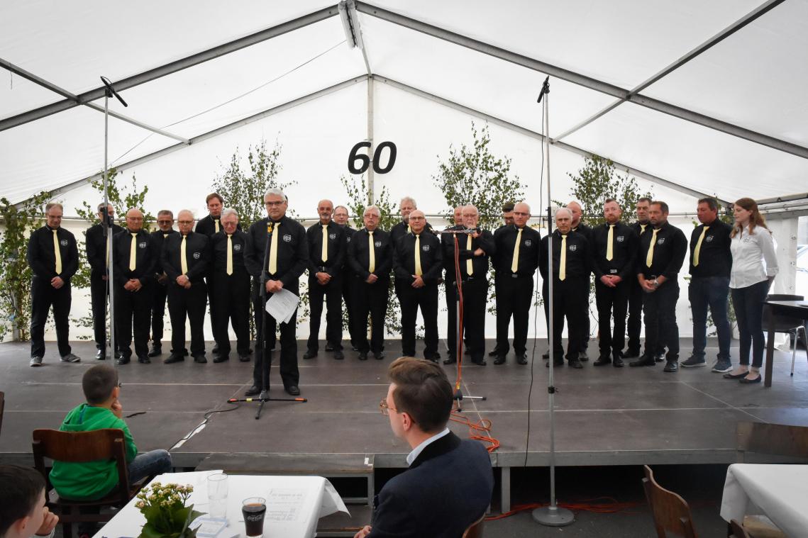 <p>Zu Ehren der verstorbenen Mitglieder hielt das Männerquartett Recht eine Schweigeminute ab.</p>