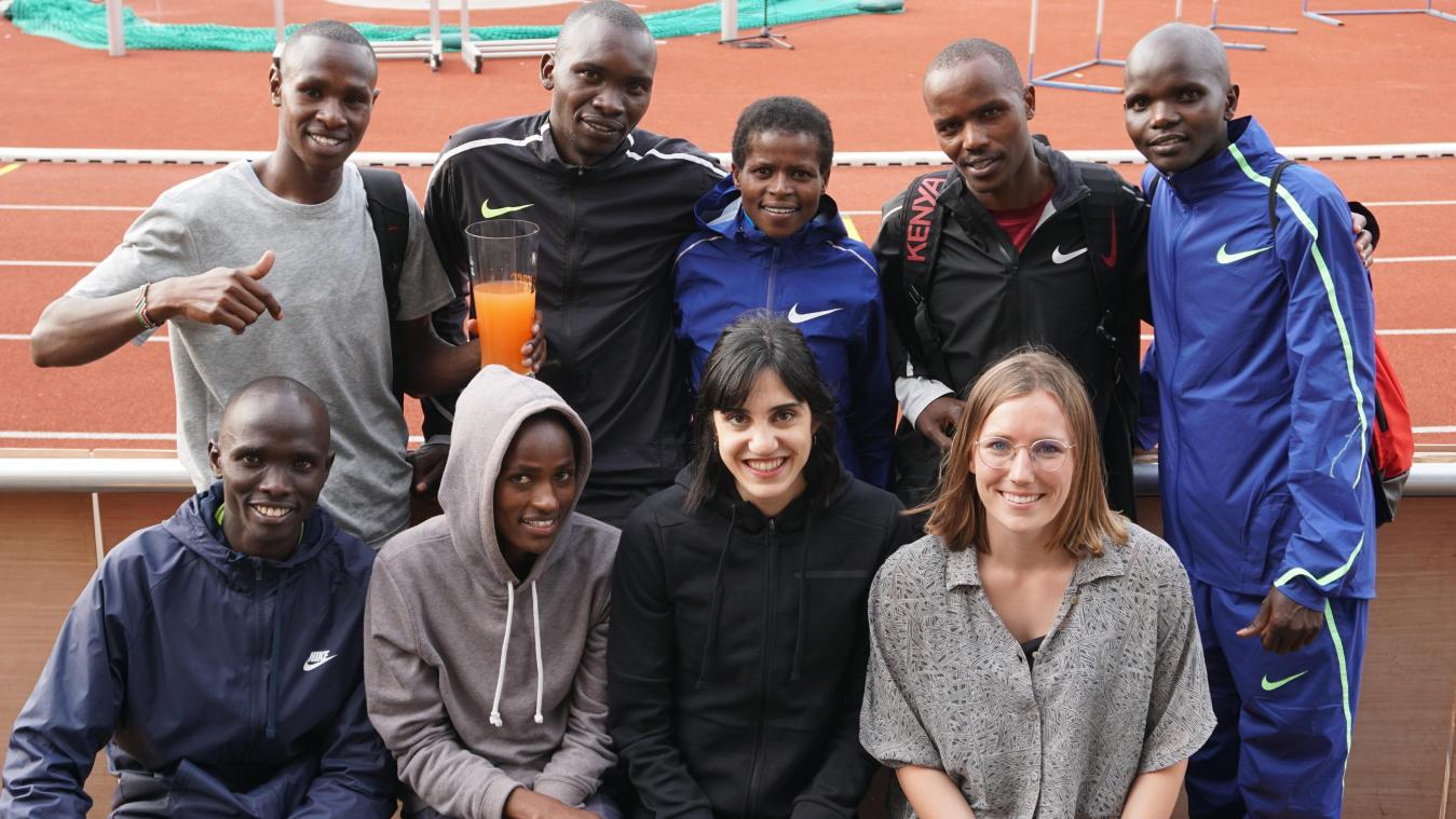 <p>Lina Simons (vorne rechts) gemeinsam mit „ihren“ Athleten bei einem Meeting in Rehlingen.</p>