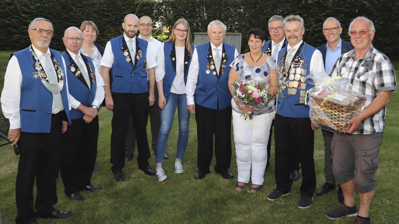 <p>Die neuen Würdenträger des Königsvogelschießens der Eynattener Johannes-Schützen sowie Diamantjubilar Josef Piel (Mitte) wurden von den Vereinsmitgliedern und Gästen gefeiert.</p>