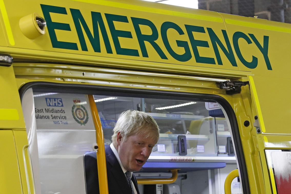 <p>Spätestens seit dieser Woche hat der „Emergency“-Modus auch im wirklichen Leben für Boris Johnson begonnen. Hier inspiziert der Exzentriker einen Krankenwagen im Pilgrim Hospital. Dem Gesundheitssektor hat er Brexit-Milliarden versprochen.</p>