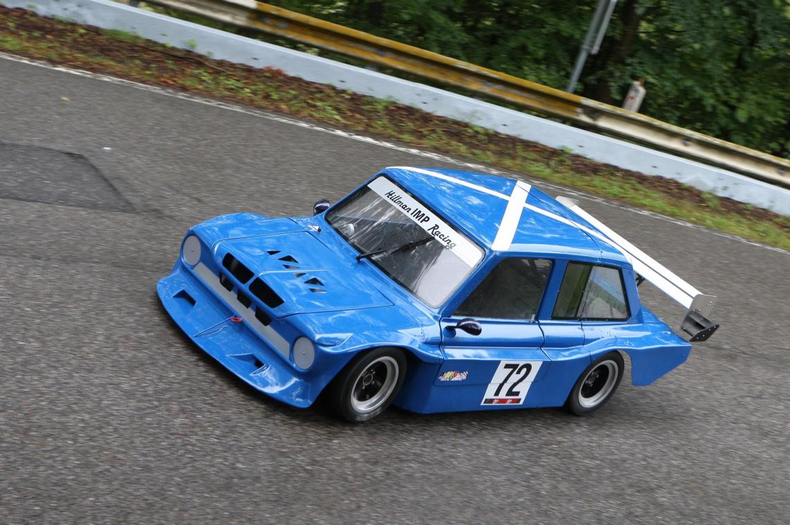 <p>Motorsport-Urgestein Heinz Pfeiffer in seinem Hillmann IMP von 1977.</p>