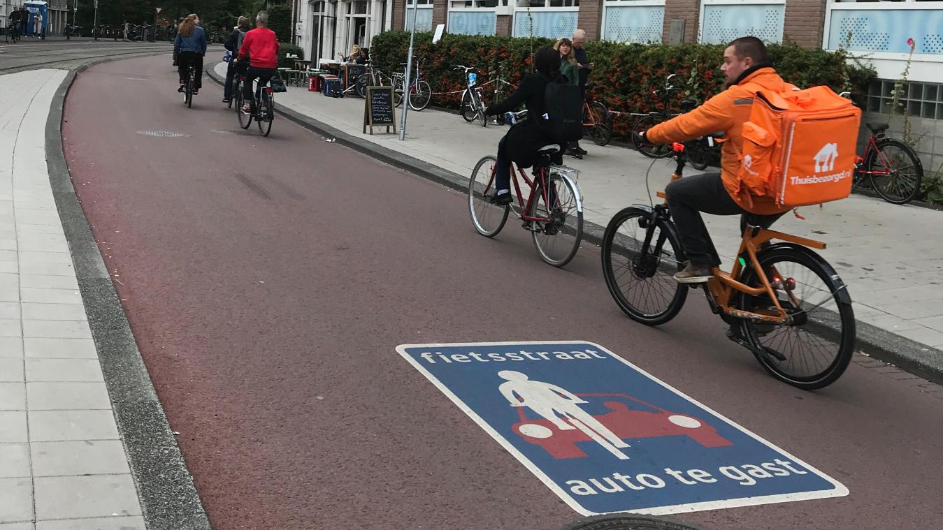 <p>Radfahrer sind in Amsterdam auf einer „Fietsstraat“ unterwegs, einer Straße für Drahtesel, auf der Autos nur zu Gast sind.</p>
