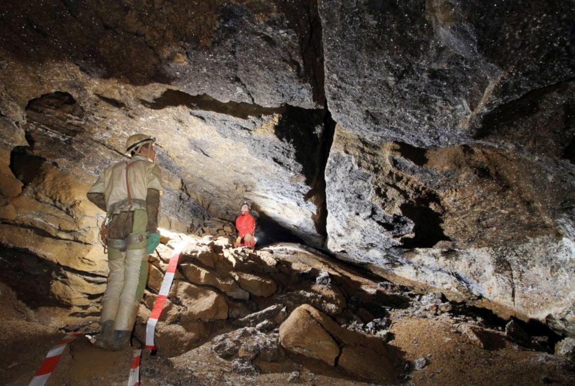 <p>Forscher erkunden das Innere der im März entdeckten, Millionen Jahre alten Windloch-Höhle. Die Wissenschaftler haben in den vergangenen Monaten insgesamt fünf Kilometer lange Gänge vermessen.</p>