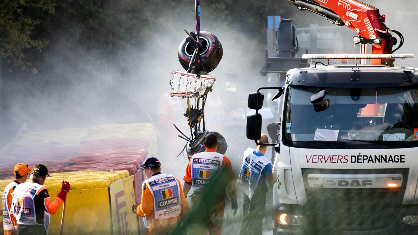 <p>Diese Aufnahme zeigt, wie das Wrack von dem Rennwagen von Juan Manuel Correa vom Team Sauber nach einem schweren Unfall geborgen wird.</p>
