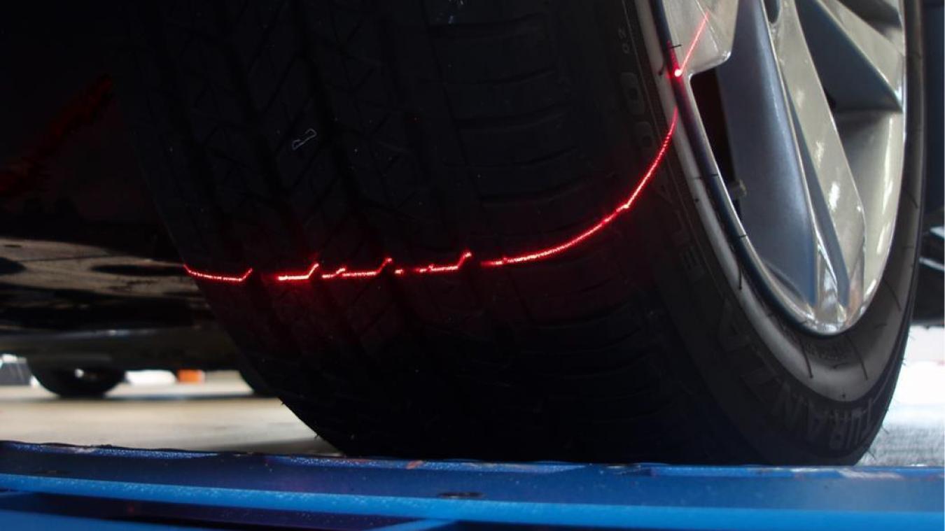 <p>Via Laser kann der „Glove Groove“ in Sekundenschnelle die Reifenprofiltiefe messen.</p>