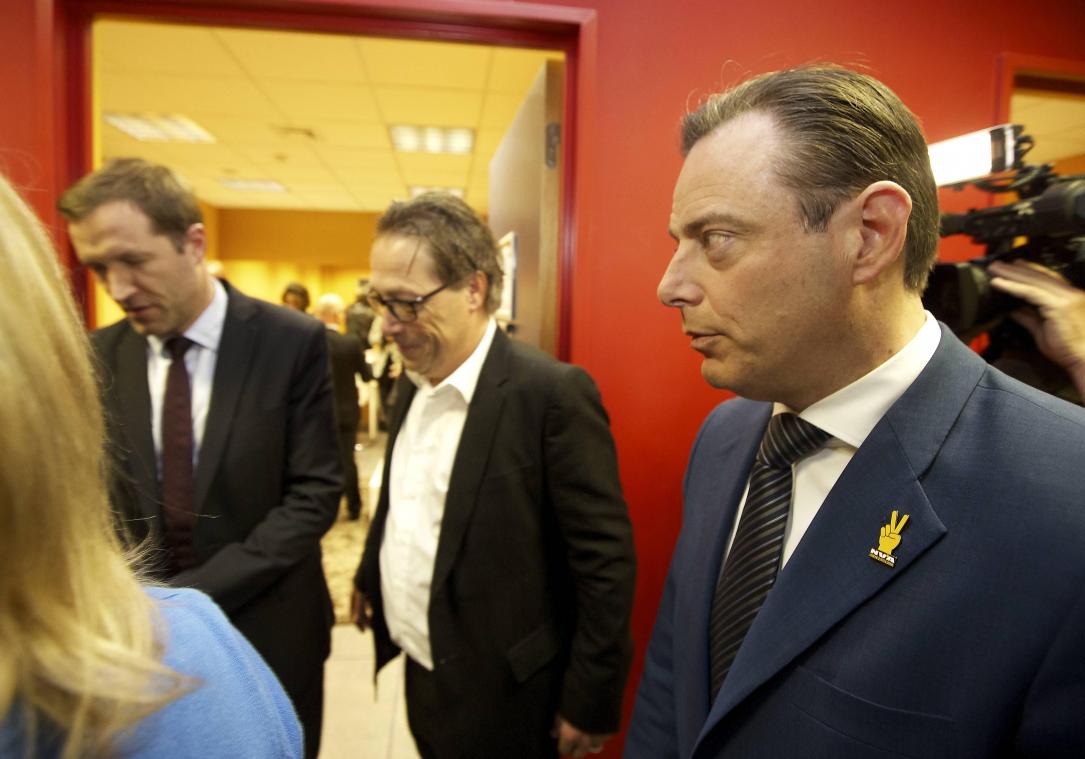 <p>Über ein Sich-argwöhnisch-Beäugen ist man bislang kaum hinaus gekommen. Bart de Wever (r.) und Paul Magnette (l.), der jetzt für die PS die Gesprächsführung auf nationaler Ebene übernehmen soll.</p>