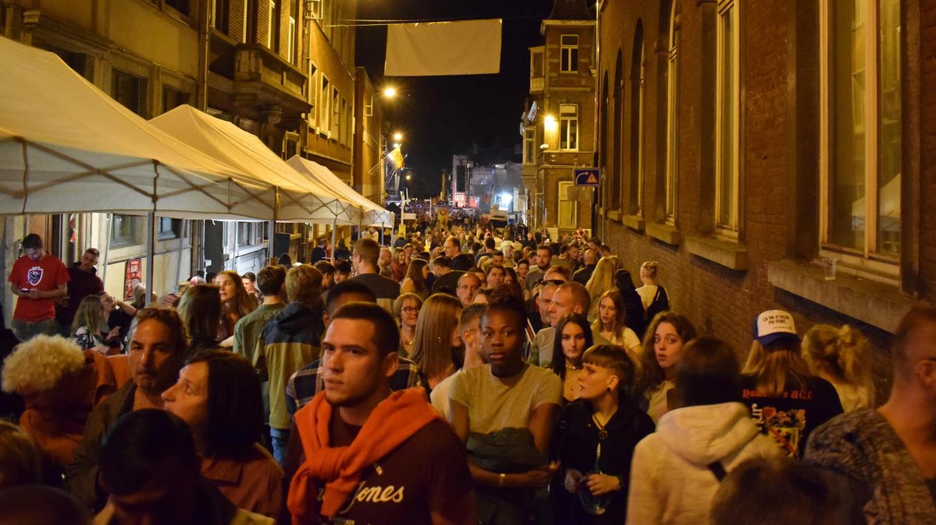 <p>Etliche Menschen feierten am Sonntag anlässlich der „Feste der Wallonie“ in Namur.</p>
