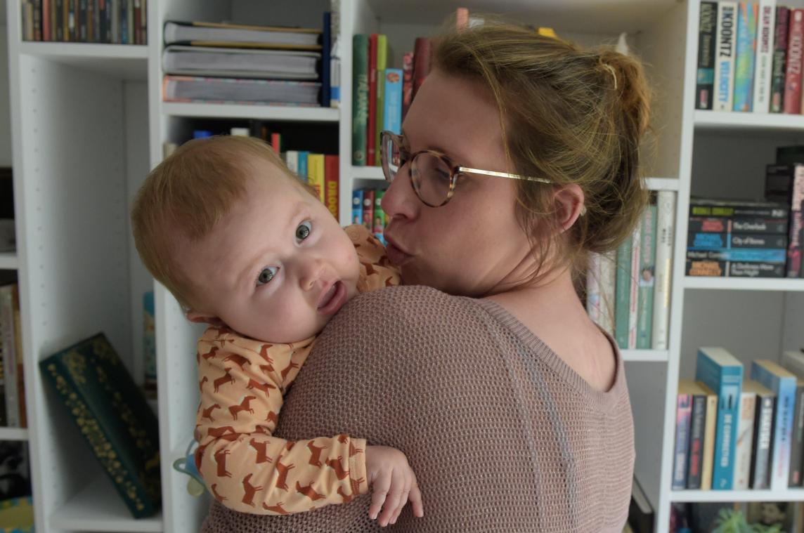 <p>Müssen schwere Zeiten durchmachen: Mutter Ellen De Meyer und ihr todkrankes Baby Pia.</p>