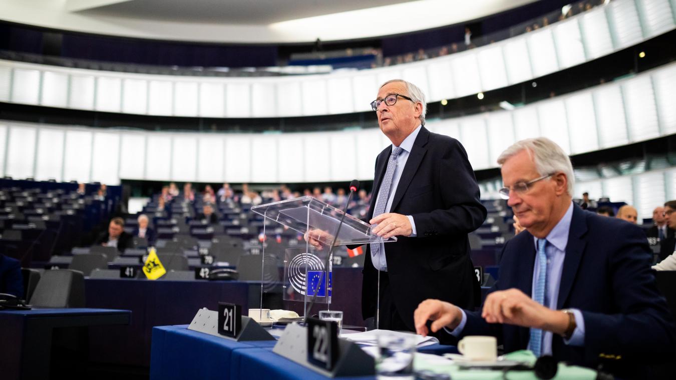<p>Jean-Claude Juncker (l.) und Michel Barnier (r.) im Plenarsaal des Europäischen Parlaments.</p>