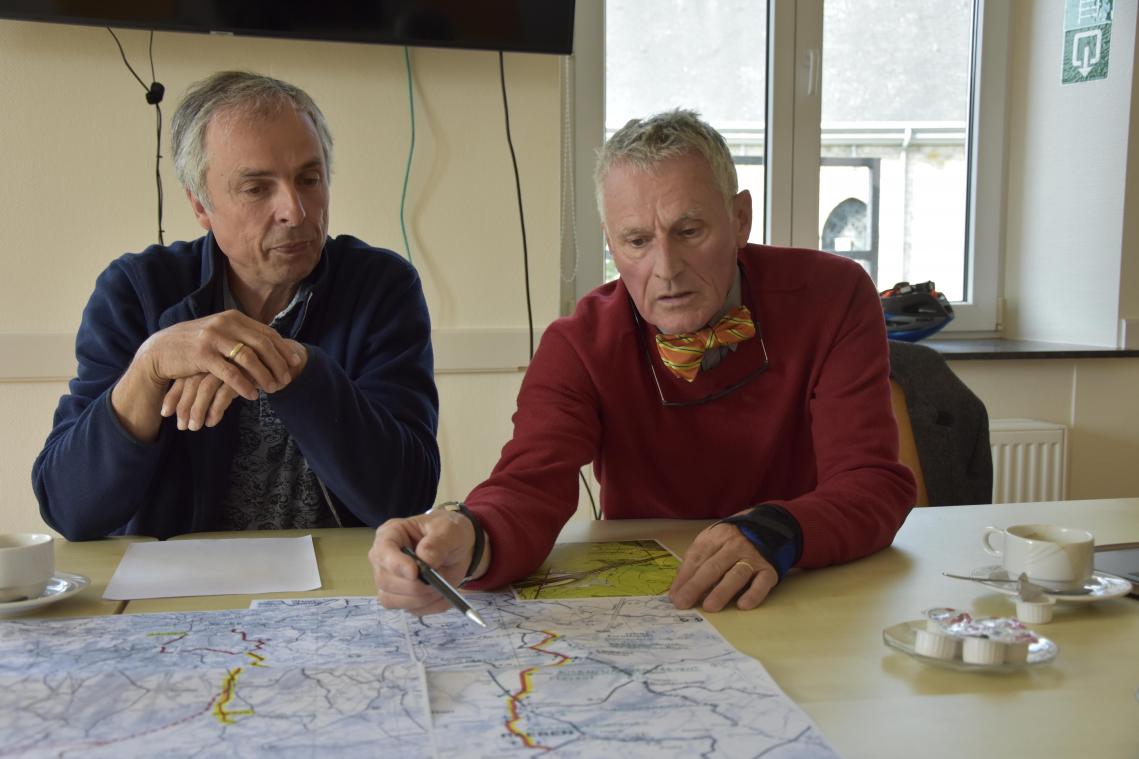 <p>Raerens Mobiltätsberater Curt Zester (l.) und Schöffe Ulrich Deller (r.) beugen sich über die Karte mit angedachten Radpisten.</p>