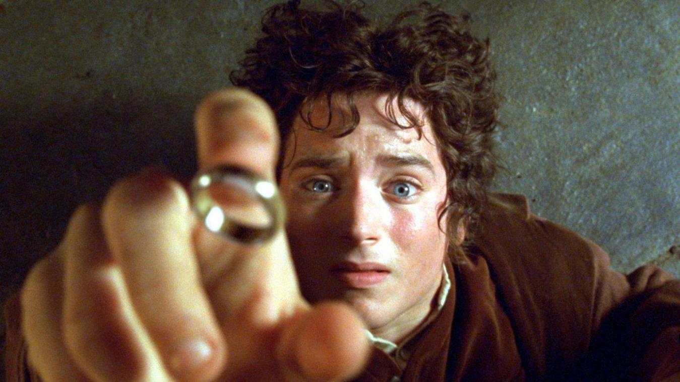 <p>Der Hobbit Frodo und der „eine Ring“: eine Szene aus „Der Herr der Ringe - Die Gefährten“ (2001).</p>