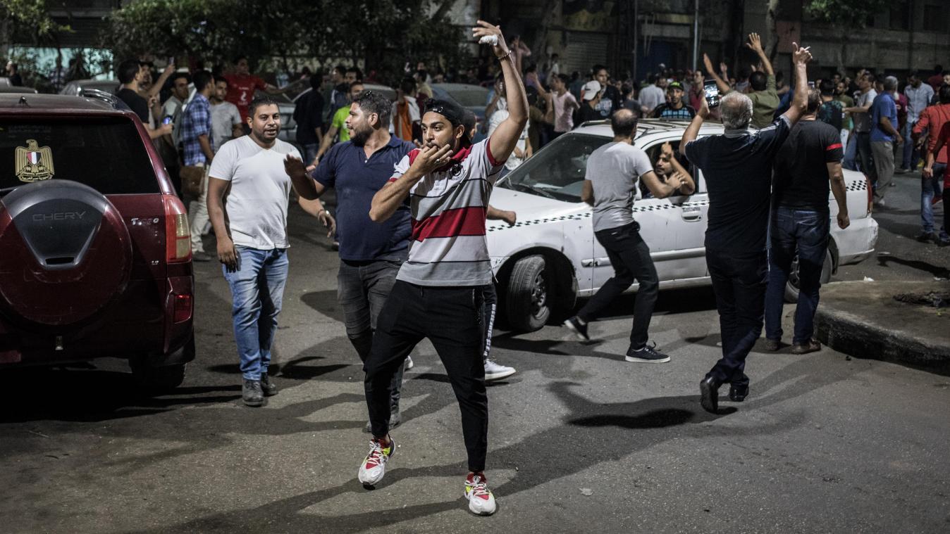 <p>Demonstranten rufen Slogans während eines seltenen Protestes gegen die Regierung in der Innenstadt von Kairo.</p>