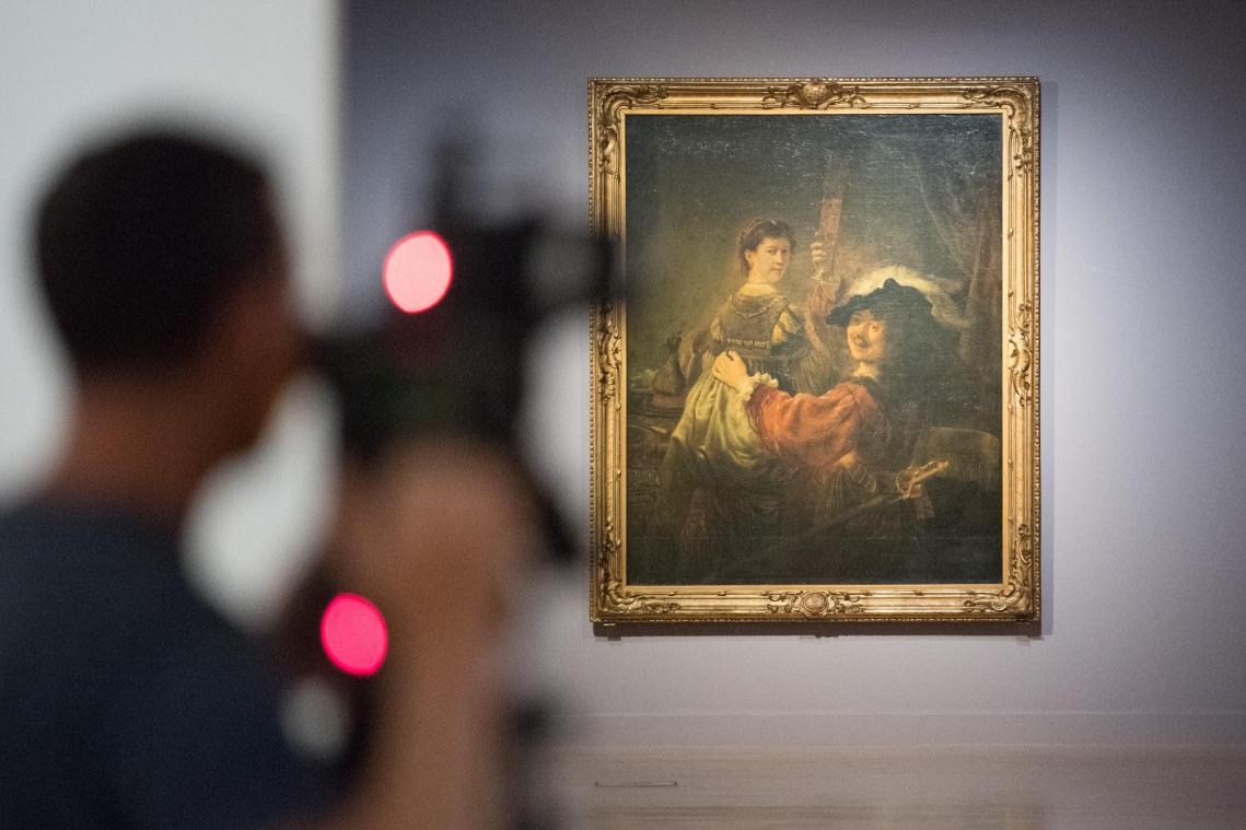 <p>Ein Kameramann steht in der Ausstellung «Rembrandts Strich» vor dem Rembrandt-Werk „Rembrandt und Saskia im Gleichnis vom verlorenen Sohn“.</p>