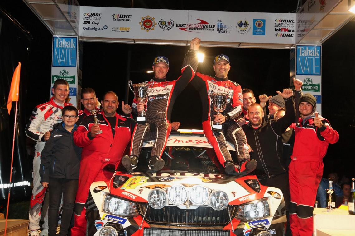 <p>Das siegreiche Duo mit dem Team auf dem Podium in St.Vith.</p>