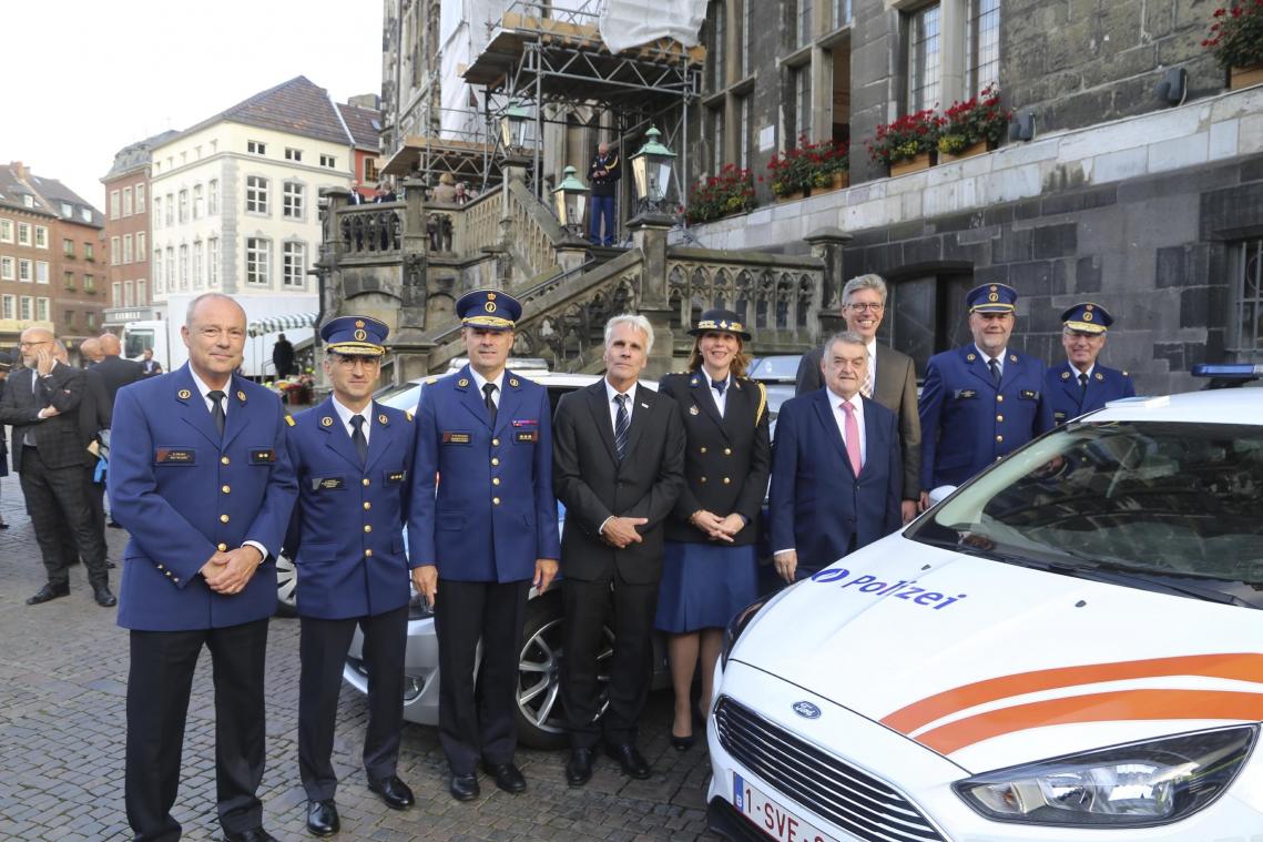<p>Polizisten und Politiker vor dem Aachener Rathaus. Man kennt sich über Grenzen hinweg.</p>
