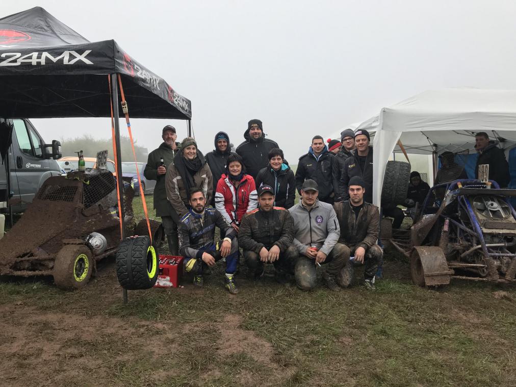 <p>Ein Teil der ostbelgischen Fahrer im Cross Kart (v.l.n.r. Dany Born, Pascal Dahm, Tom Dückers und Kevin Dederichs) und ihre Helfer.</p>