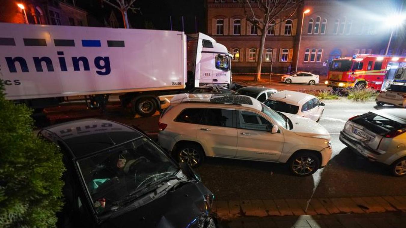 <p>Ein Lastwagen ist im hessischen Limburg auf mehrere vor einer roten Ampel vor dem Landgericht stehende Fahrzeuge aufgefahren.</p>