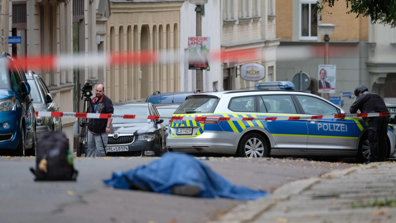 <p>Ein Opfer der Schüsse von Halle liegt bedeckt auf einer Straße gegenüber einer Synagoge in der Innenstadt.</p>