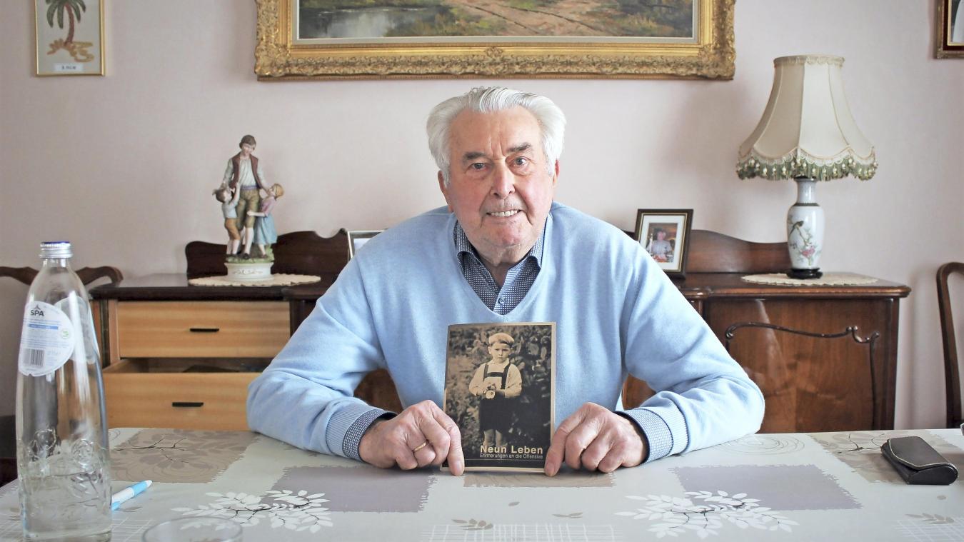 <p>Reinhold Palm – hier an seinem Esszimmertisch in Vilvoorde – ist einer von Tausenden Ostbelgiern, die den Zweiten Weltkrieg am eigenen Leib miterleben mussten. In dem Buch „Neun Leben“ und „Keller &amp; Granaten“ berichtet der heute 85-Jährige über seine Kindheitserinnerungen.</p>