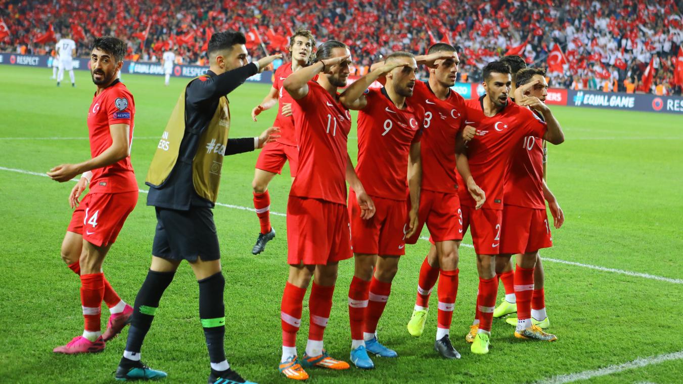 <p>Nach dem Treffer von Cenk Tosun gegen Albanien jubeln mehrere türkische Nationalspieler in Reih und Glied. Sollte die Uefa das als Gruß an das türkische Militär werten, könnte die Geste Konsequenzen haben.</p>