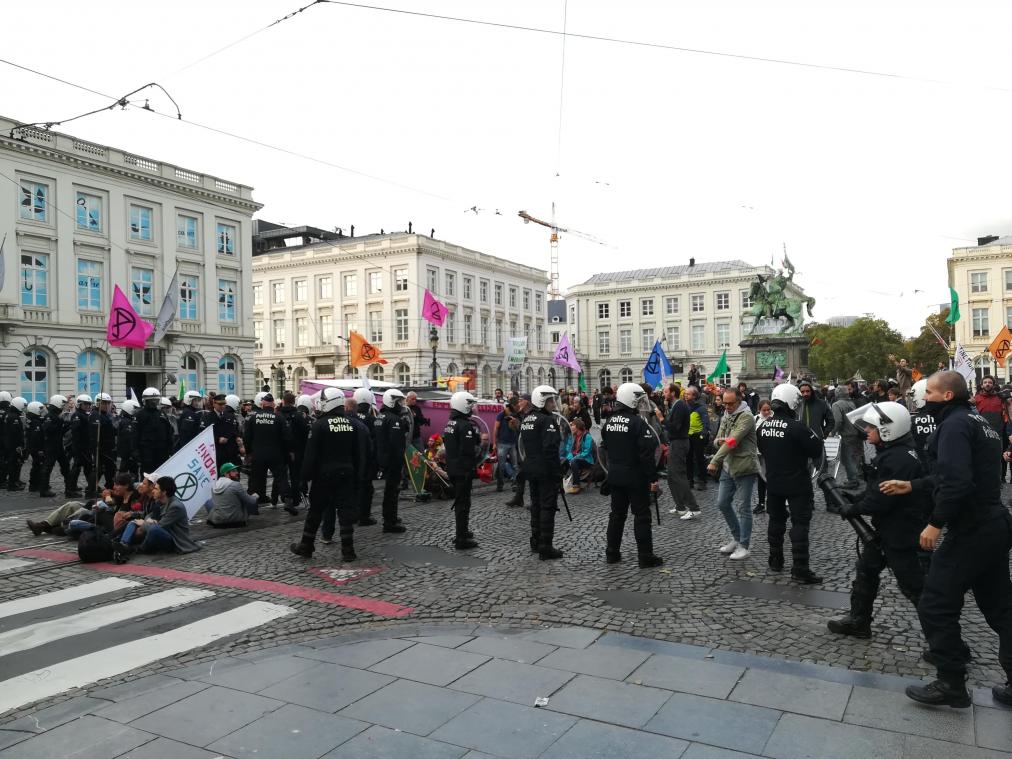 <p>Aktivisten der Klimabewegung „Extinction Rebellion“ sind nach der Besetzung des Platzes in der Nähe des Brüsseler Königspalasts vorübergehend in Gewahrsam genommen worden. Die Polizei räumte den Place Royale am Samstagabend.</p>