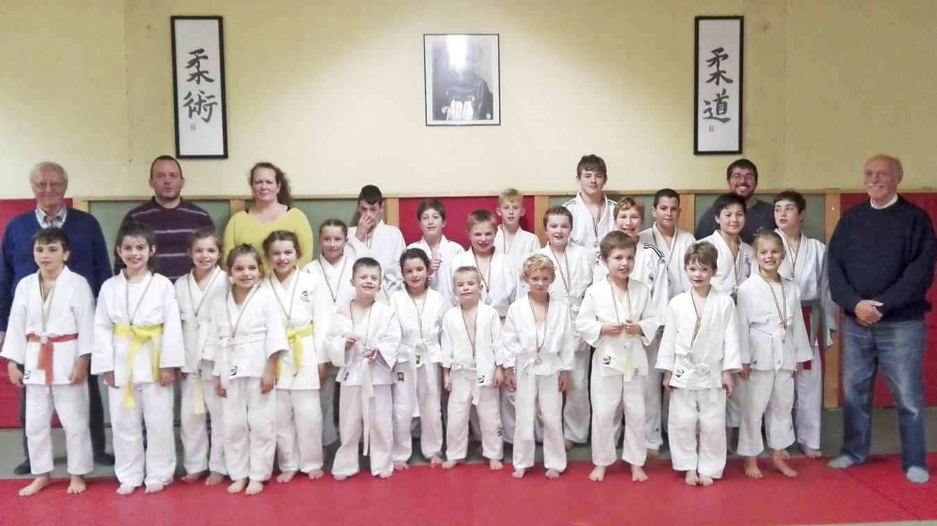 <p>Das Gruppenfoto zeigt die jungen Wettkämpfer und Wettkämpferinnen des Kgl. Judo &amp; Ju-Jitsu Clubs Eupen mit der Wettkampfleitung und den Schiedsrichtern.</p>