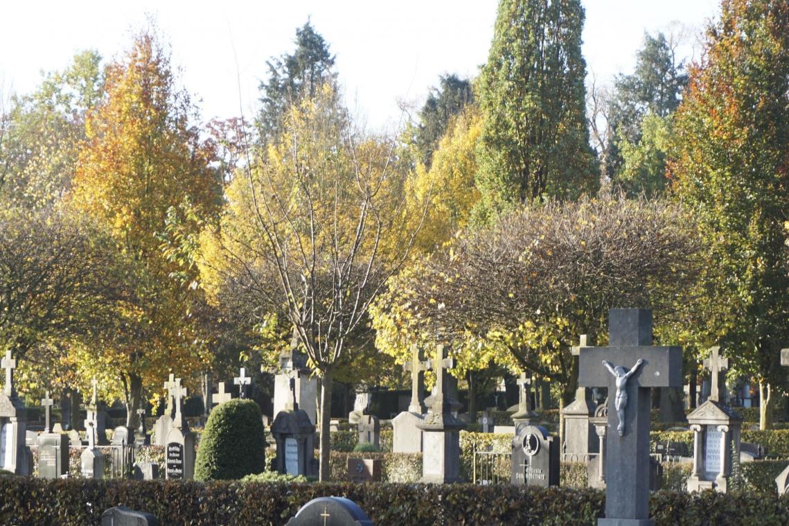 <p>Noch finden wir auf dem Eupener Friedhof Steinkreuze mit Gedenktafeln.</p>