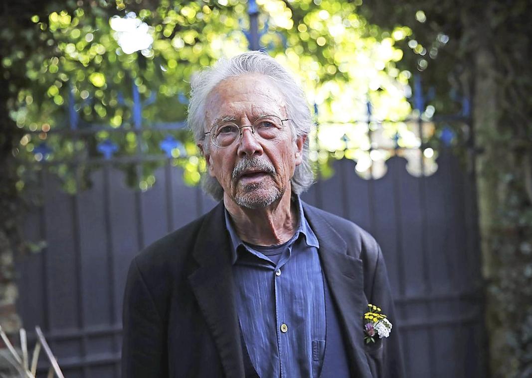 <p>Peter Handke, Schriftsteller aus Österreich und Literaturnobelpreisträger, vor seinem Haus in Chaville. Handke erhielt den Literaturnobelpreis für das Jahr 2019.</p>