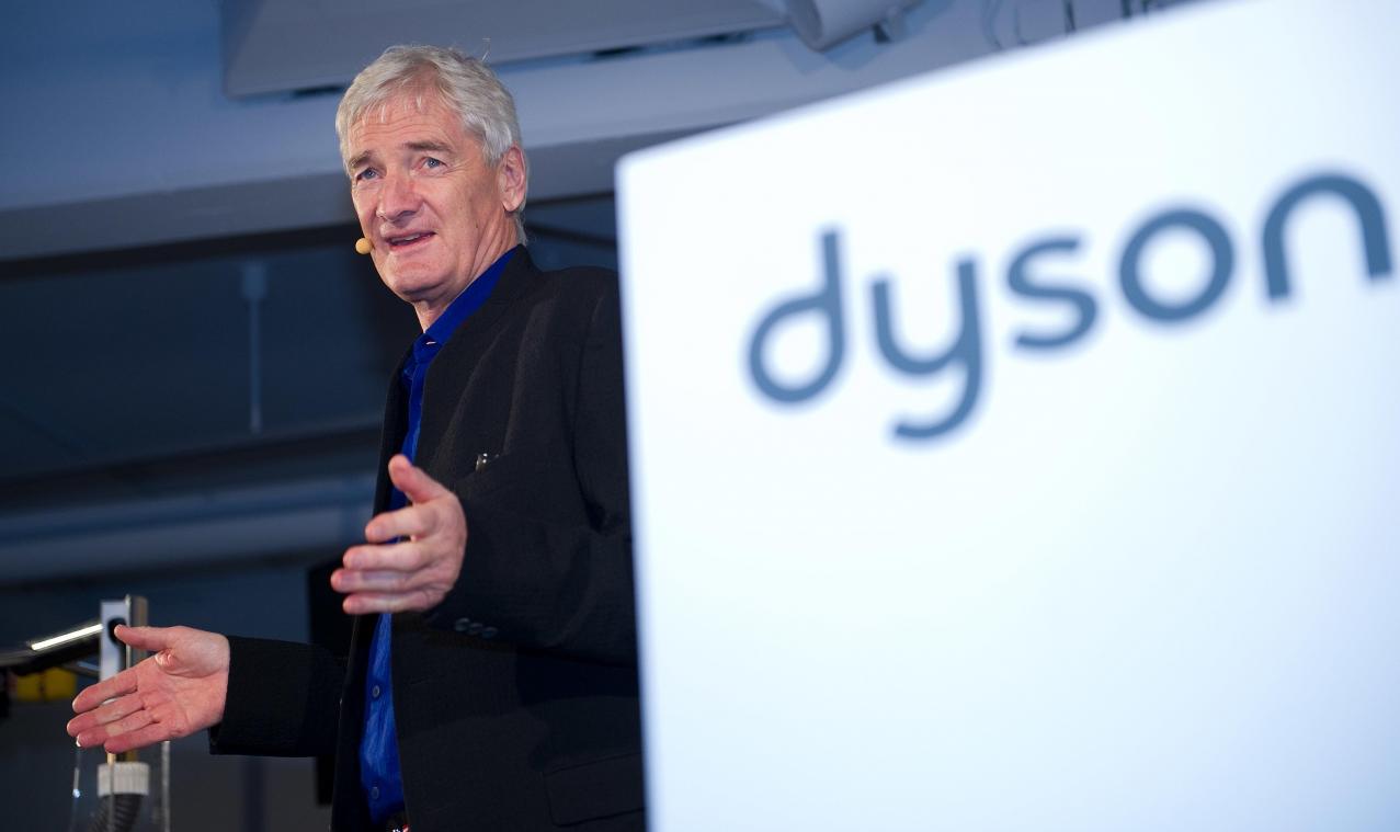 <p>James Dyson, Firmengründer von Dyson, stellt den Dyson DC41 Ball Vakuum und den Dyson Hot Heizlüfter vor. Der Hausgeräte-Spezialist Dyson gibt seine ambitionierten Pläne für den Einstieg ins Geschäft mit Elektroautos auf.</p>