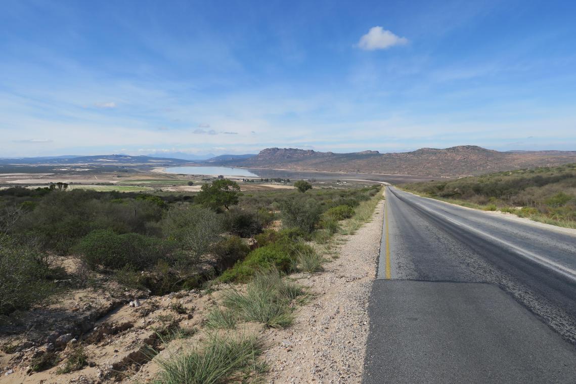 <p>Endlos weite Landschaften – an der Westküste Südafrikas kann man den Blick bis zum Horizont schweifen lassen. Die Route 27 ist auf manchen Abschnitten schnurgerade.</p>