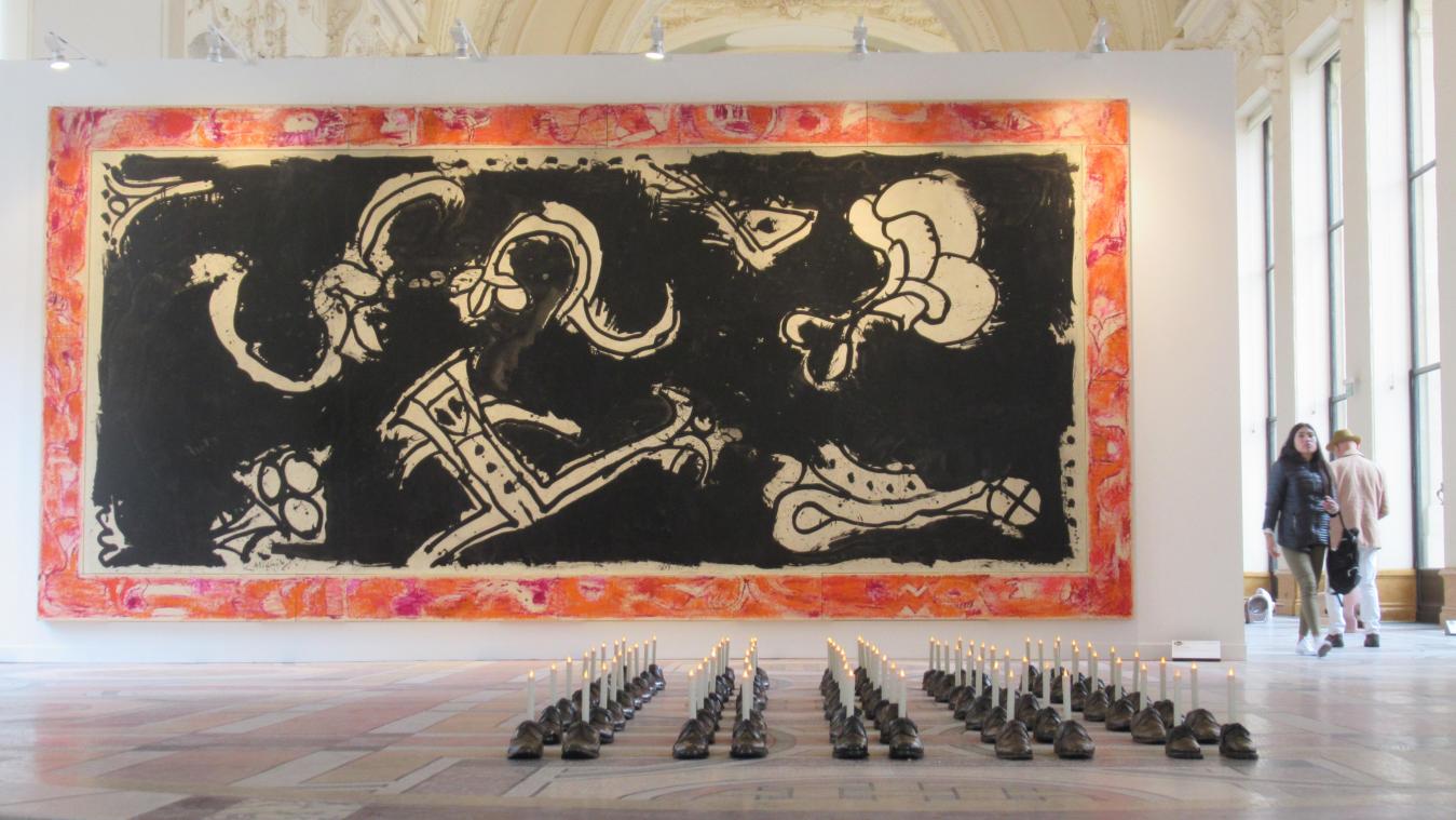 <p>Das Werk „Les grands fonds“ von Pierre Alechinsky (Hintergrund) und die Installation „Le proverbe turc“ von Erik Dietman (Vordergrund) gehören zu den Exponaten der Kunstmesse FIAC, die im Petit Palais ausgestellt werden.</p>