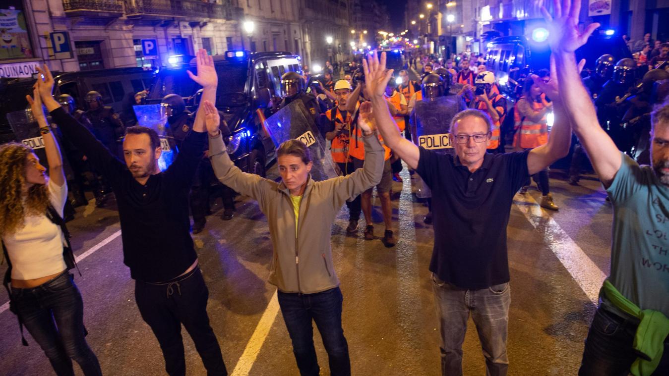 <p>Demonstranten stehen mit erhobenen Armen vor der Polizei. Rund 6.000 Menschen versammelten sich am späten Samstagabend im Zentrum von Barcelona. Es war bereits der sechste Protesttag in Serie in der abtrünnigen Region im Nordosten Spaniens.</p>
