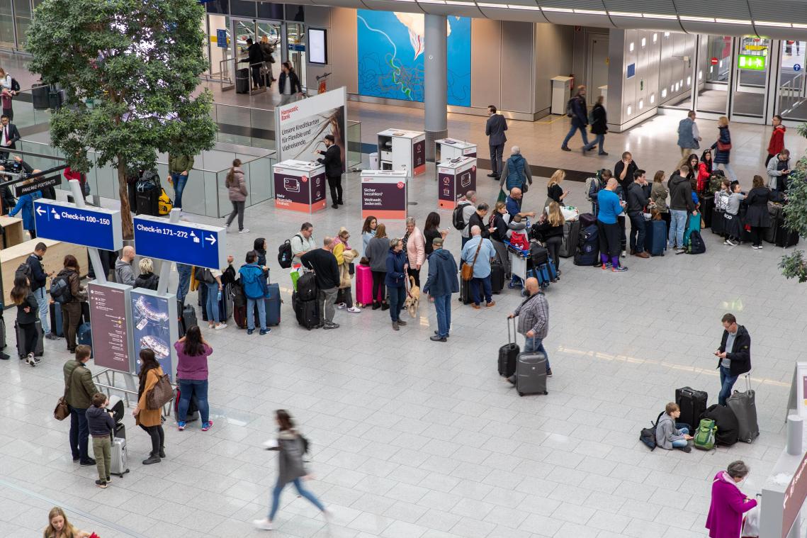 <p>Gestrandete Fluggäste der Fluggesellschaft Eurowings stehen in einer Schlange eines Serviceschalters am Flughafen Düsseldorf.</p>