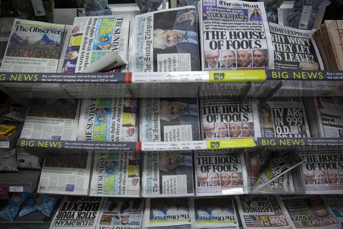 <p>Die Titelseiten der ausgelegten britischen Zeitungen beschäftigen sich allesamt mit dem Brexit. „The House of Fools“ (Narrenhaus) titelt beispielsweise das Boulevardblatt „The Mail on Sunday“.</p>