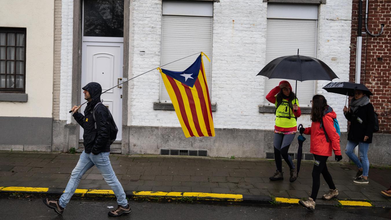 <p>Ein Mann trägt die katalonische Flagge „Estelada während eines Protestmarschs unter dem Titel „Marsch für die Freiheit“ von Waterloo nach Brüssel.</p>
