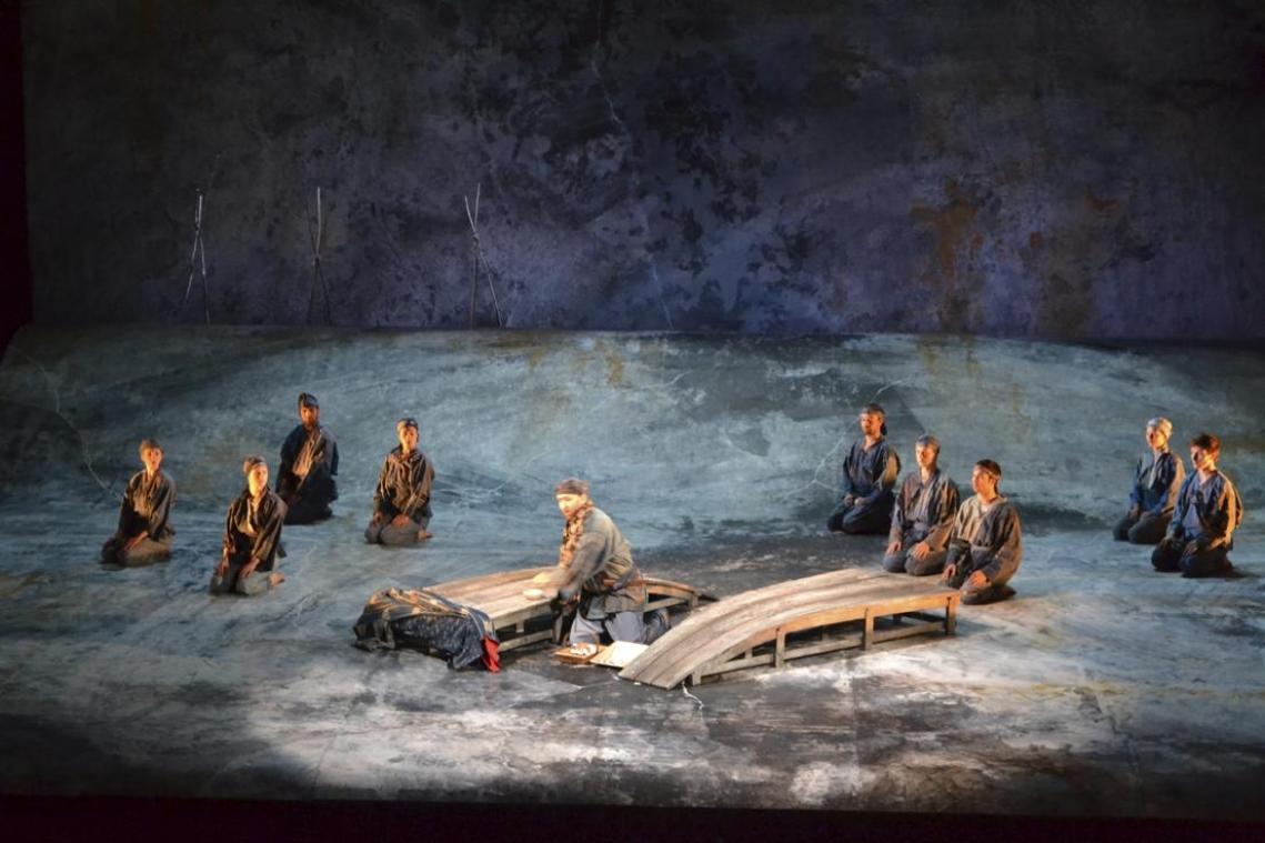 <p>Szenenbild einer Lütticher Aufführung von Bizets Perlenfischern im April 2015</p>