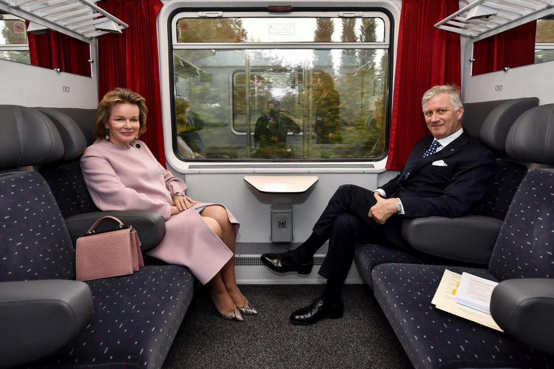 <p>Ein Bild, das man nicht alle Tage zu sehen bekommt: Königin Mathilde und König Philippe von Belgien reisen im Zug zu einem dreitägigen Staatsbesuch in das benachbarte Luxemburg.</p>