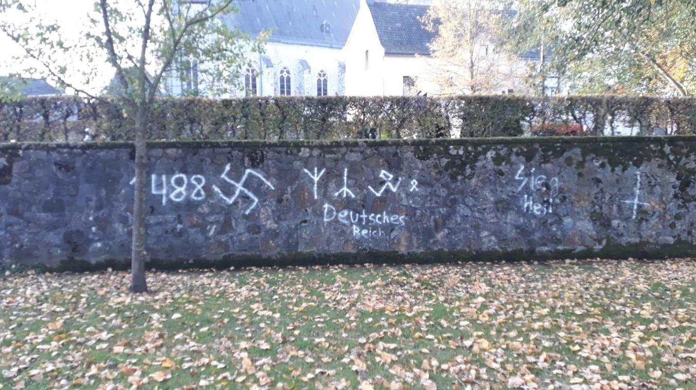 <p>Unter anderem wurden ein Hakenkreuz und „Deutsches Reich“ an die Wand geschmiert.</p>