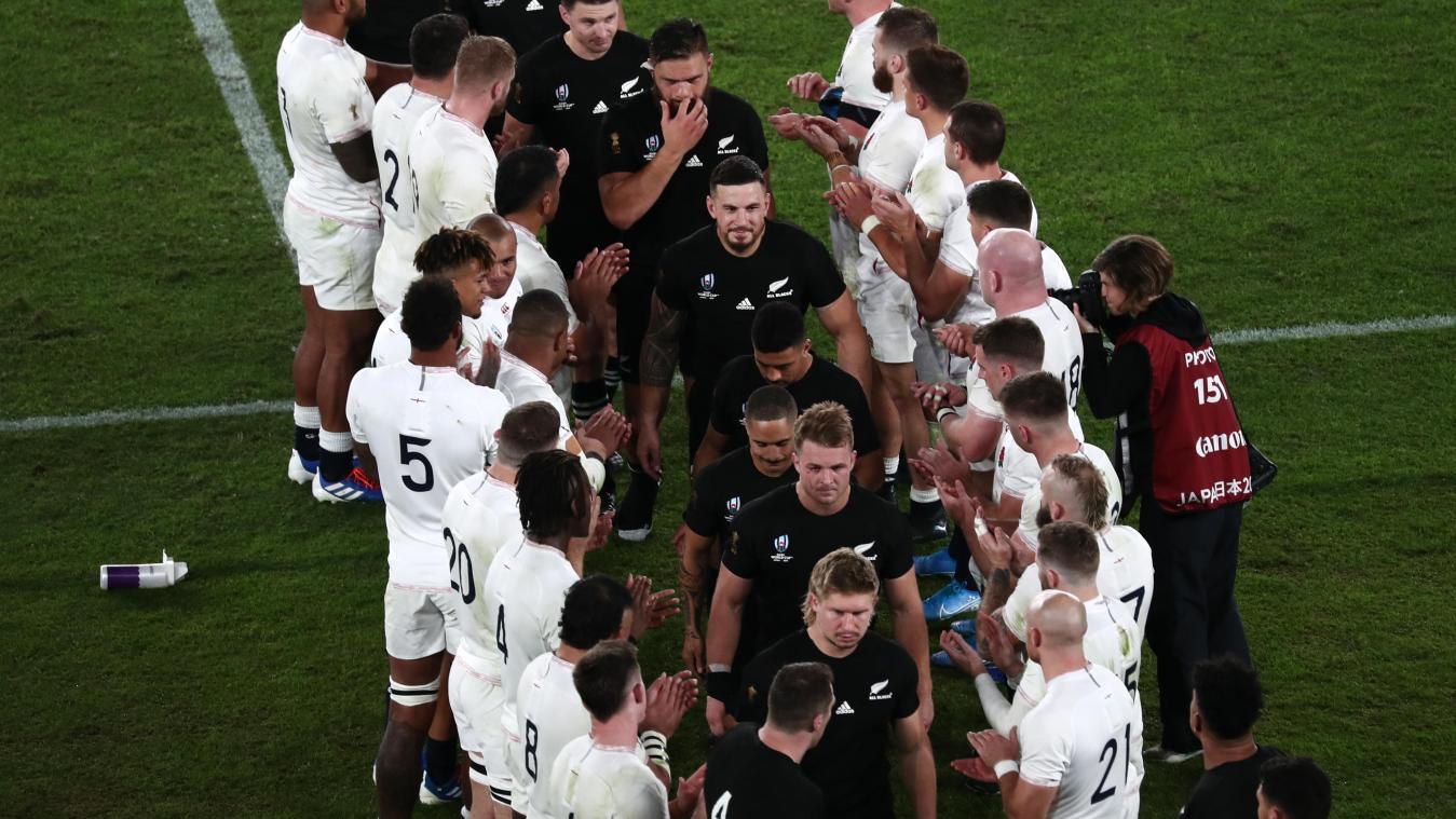 <p>Englands Spieler applaudieren für die Neuseeländer (schwarz).</p>